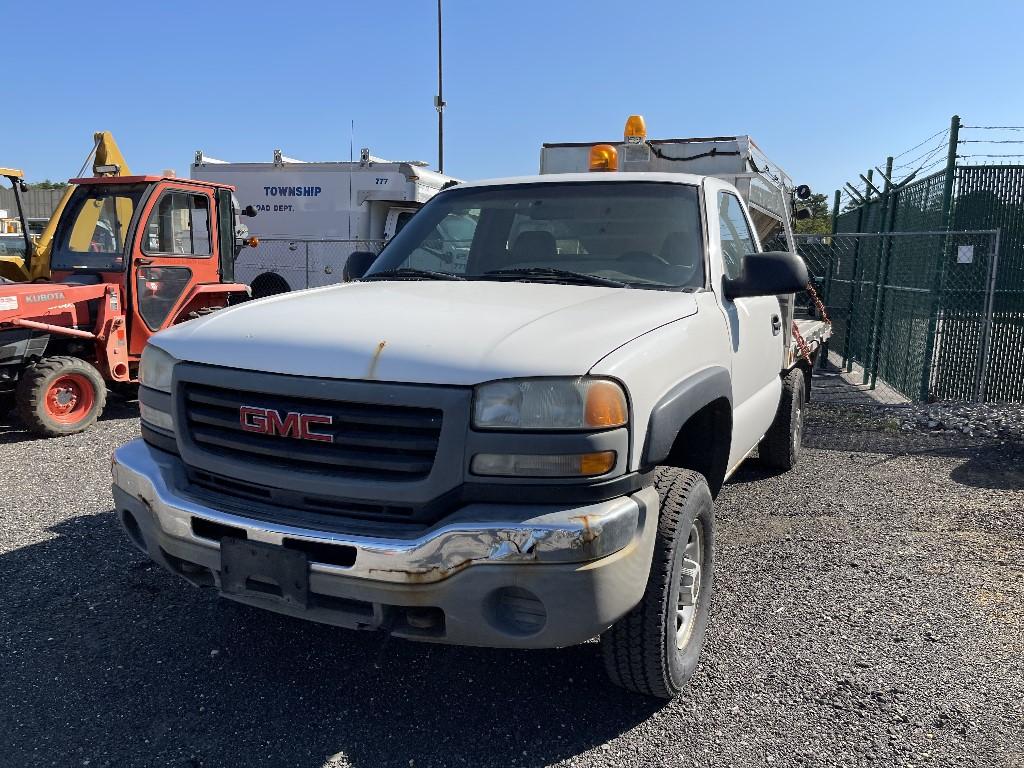 2004 Chevy 2500 4x4 Flat Bed w/ Salt Spreader