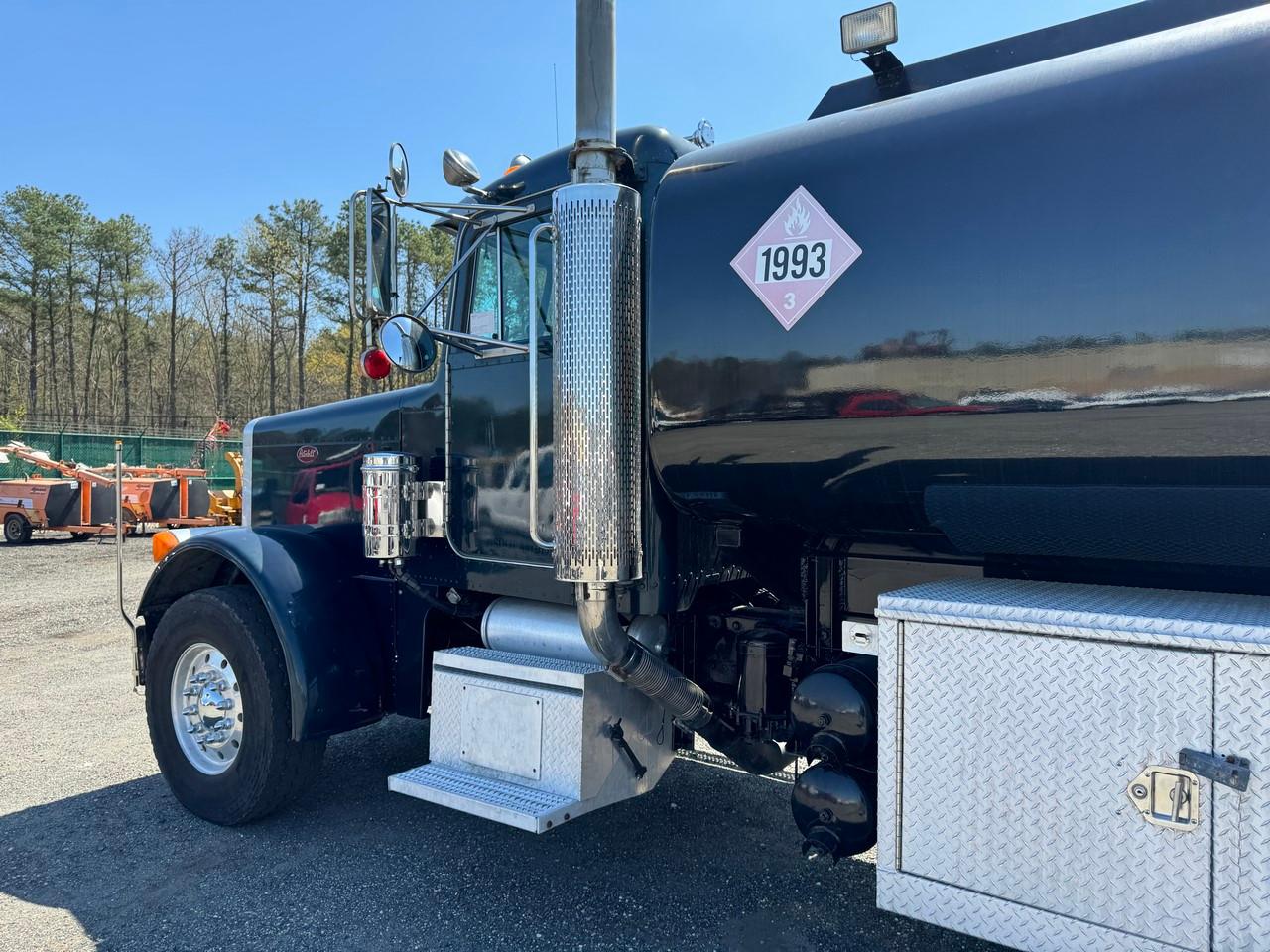 1999 Peterbilt 379 Lube Truck