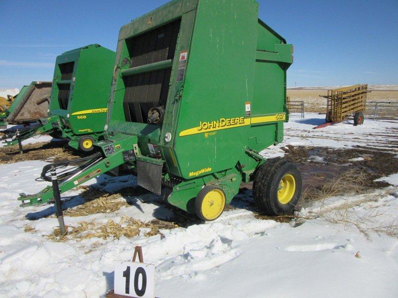 JD 567 Mega Wide baler