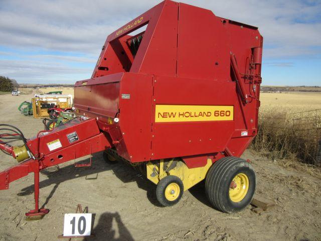 NH 660 round baler