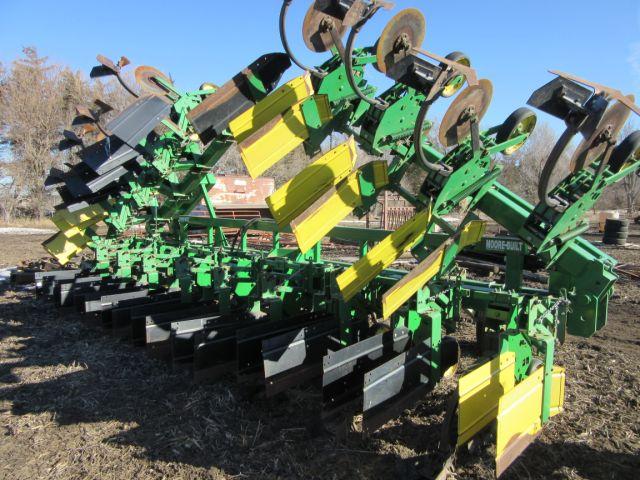 JD 885 16R30 cultivator