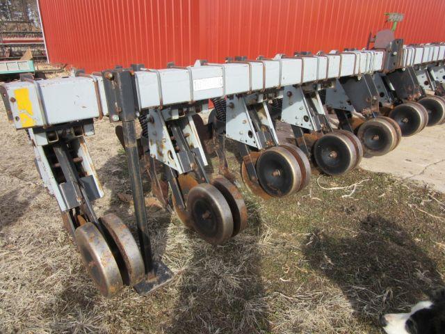 Hiniker 8R30 cultivator