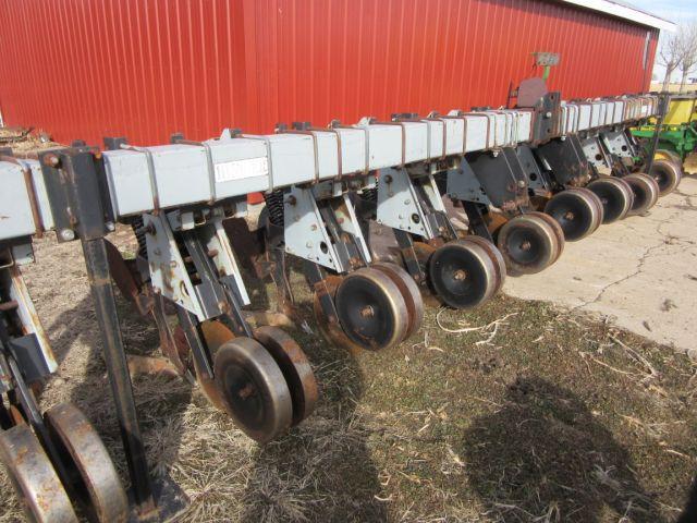 Hiniker 8R30 cultivator