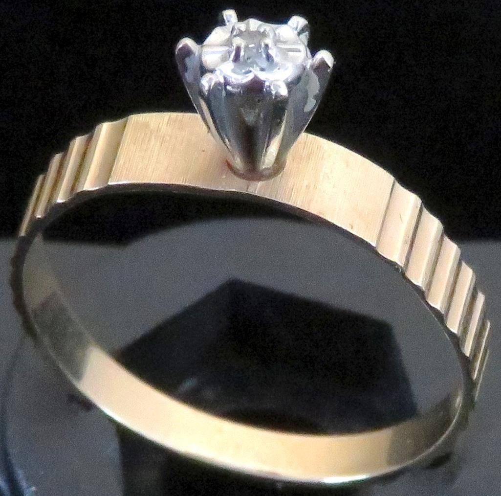 Ring marked 14K with clear stone. Approx 1.4 grams.