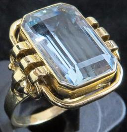 Ring marked 14K with large Aquamarine. Approx 5.6 grams.