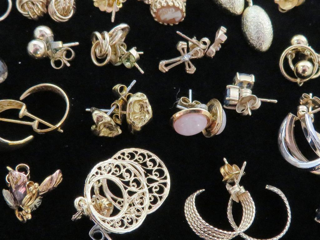 Large lot of misc vintage Jewelry items includes Silver, Gold, Costume, Rings, Earrings Pins, etc.