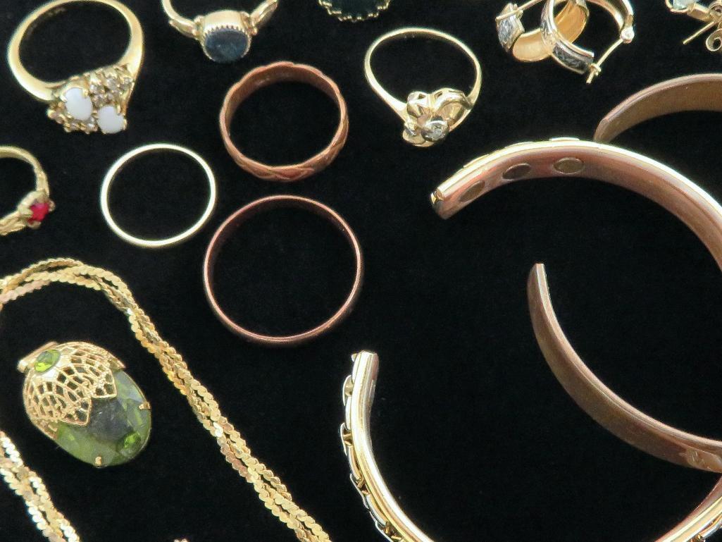 Large lot of misc vintage Jewelry items includes Silver, Gold, Costume, Rings, Earrings Pins, etc.