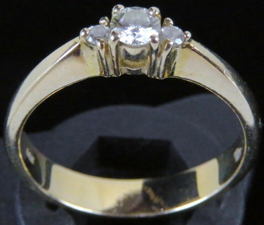 Ring marked 14K with clear stones. Approx 4.0 grams.