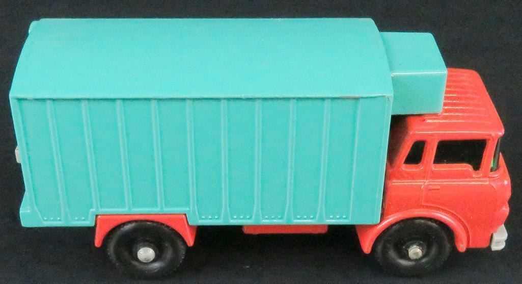 Lot of (5) vintage Matchbox includes No. 31 Lincoln Continental, 1968 No. 50 Kennel Truck with all 4