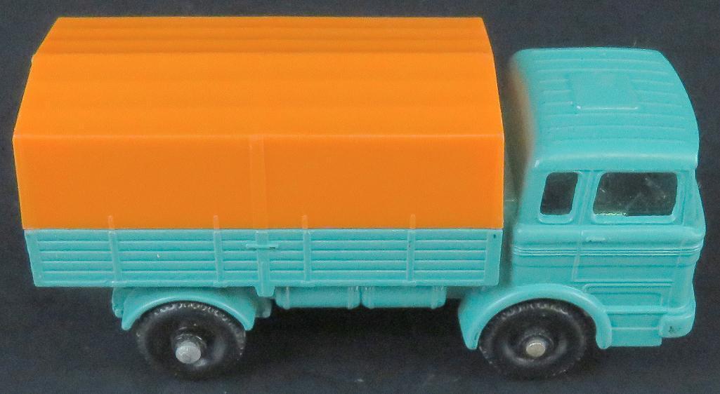 Lot of (5) vintage Matchbox includes No. 31 Lincoln Continental, 1968 No. 50 Kennel Truck with all 4