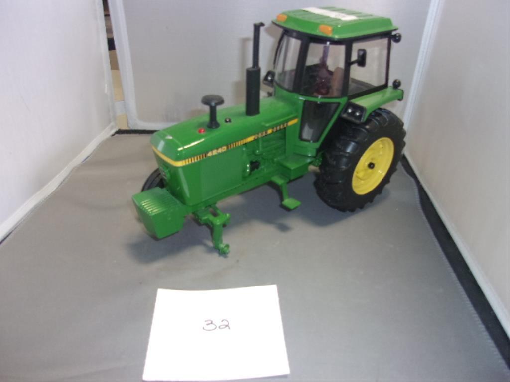 ERTL 1/16 JOHN DEERE 4240 TOY TRACTOR