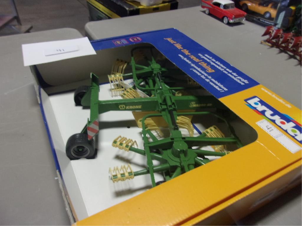 BRUDER 1/16 KRONE SWARDO 761 HAY TEDDER