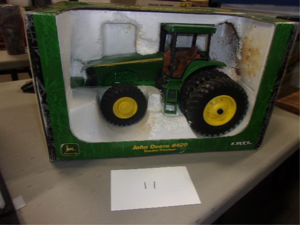 TOY TRACTOR ERTL 1/16 JD 8420 MECHANICAL FRONT
