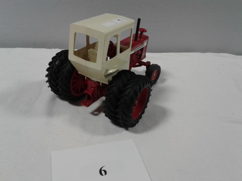 TOY TRACTOR1/16  INTERNATIONAL IH 1456 WHITE CAB DUALS