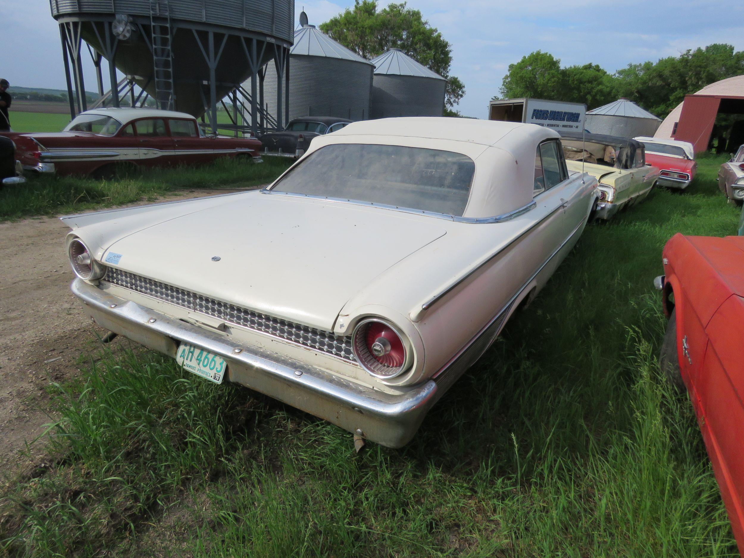 1961 Ford Sunliner Convertible 1G55W143311