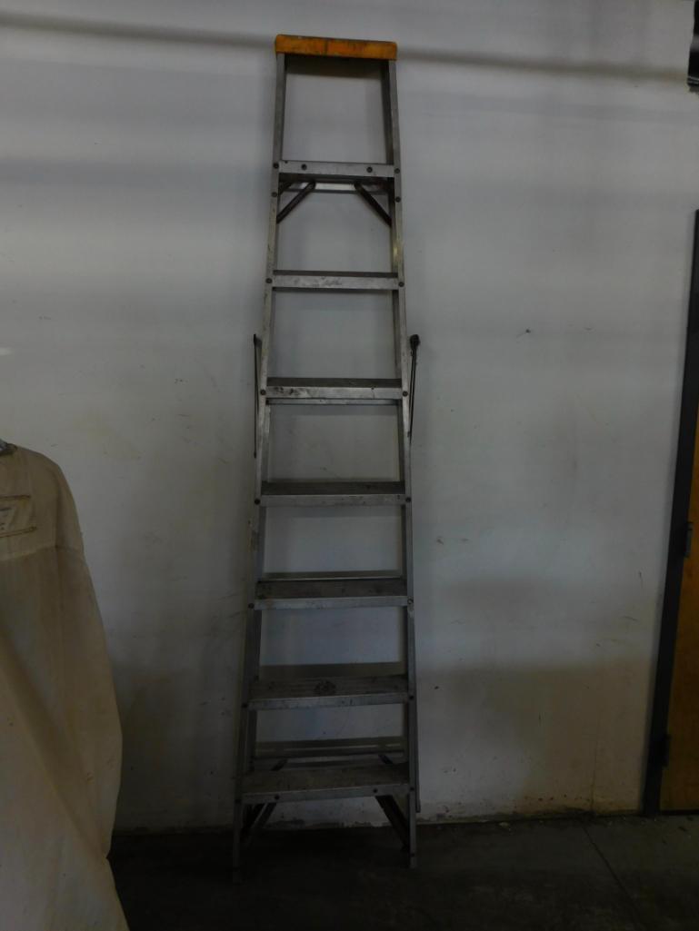 aluminum step ladder (8')