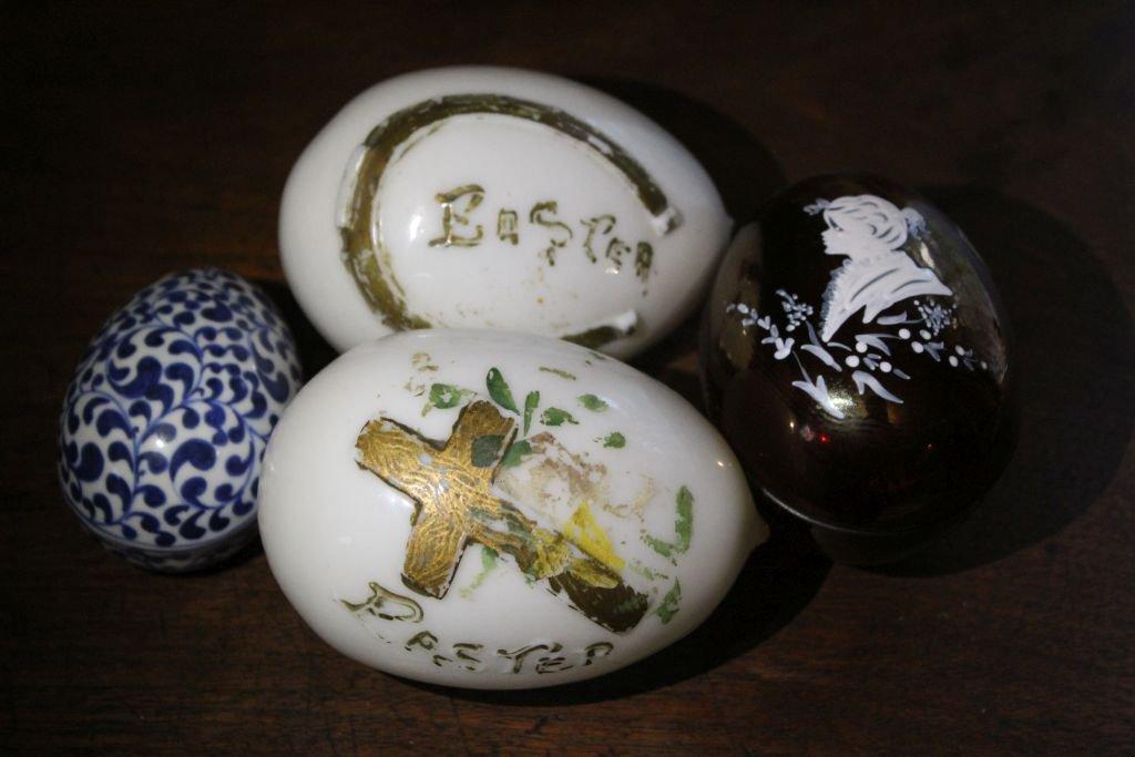2 China Caster Eggs, A decorated Eggshaped Box
