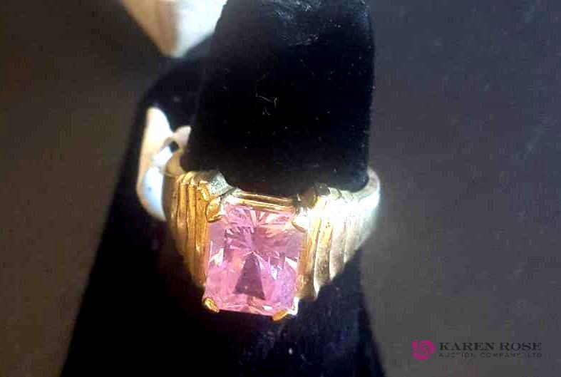 Ladies 10 karat gold ring with pink stone