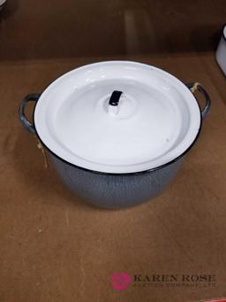 Porcelain Pot And Lid Holder