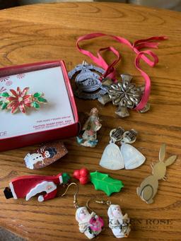 Christmas pins lot