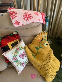 LR decorative pillows and blankets