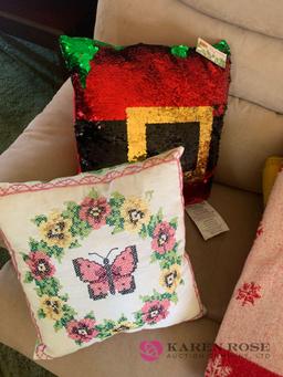 LR decorative pillows and blankets