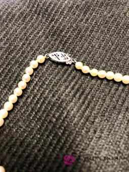 10kt white gold cultured pearl necklace