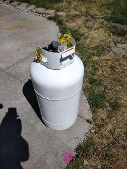 30 lb propane tank
