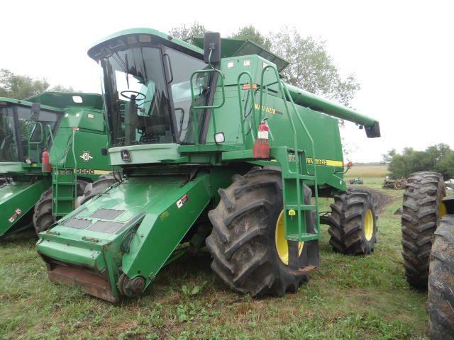 1998 John Deere 9610 Combine