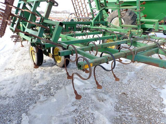 John Deere 960 Field Cultivator