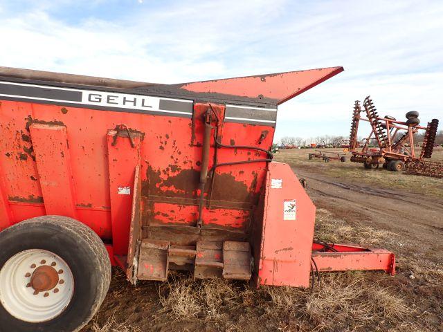 Gehl Side Discharge Spreader