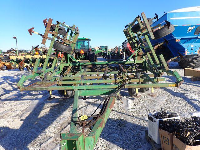 John Deere 960 Field Cultivator