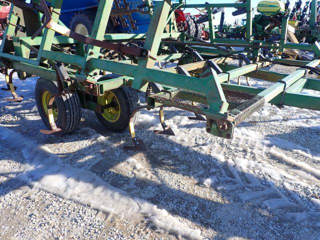 John Deere 960 Field Cultivator