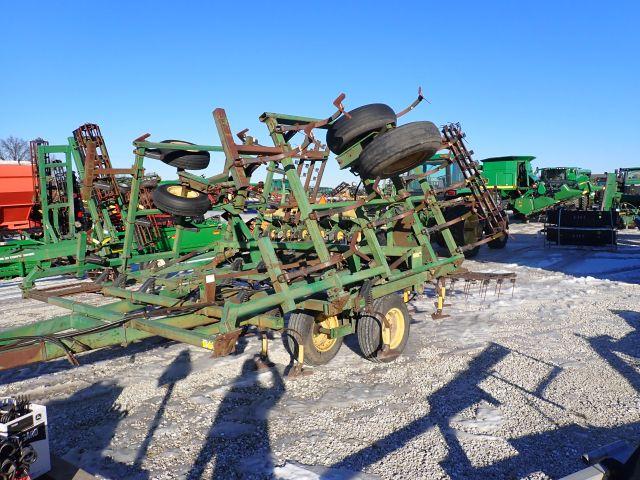 John Deere 960 Field Cultivator