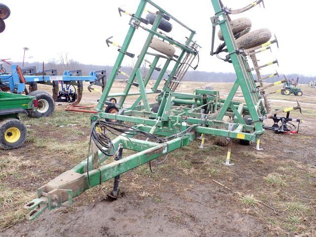 John Deere 980 Field Cultivator