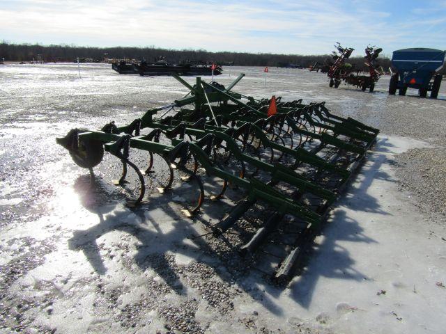 John Deere 960 Field Cultivator