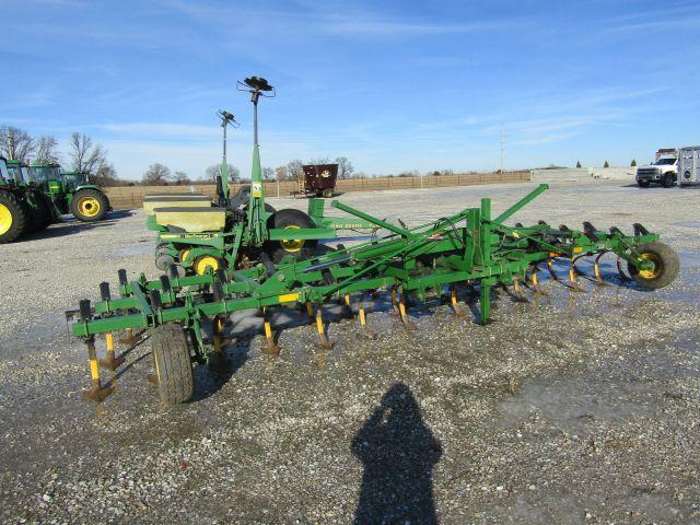 John Deere 960 Field Cultivator