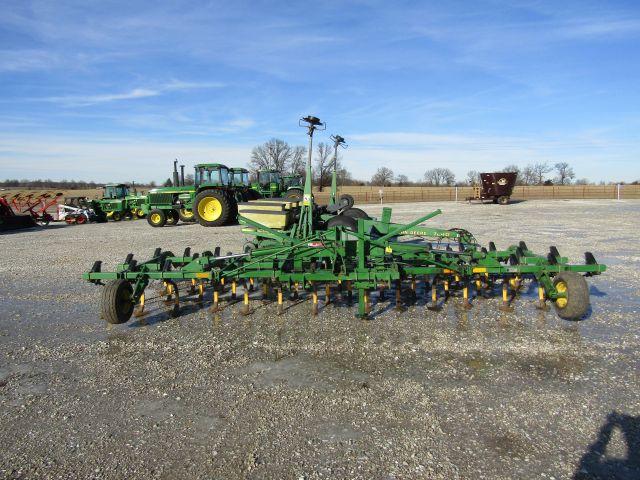 John Deere 960 Field Cultivator