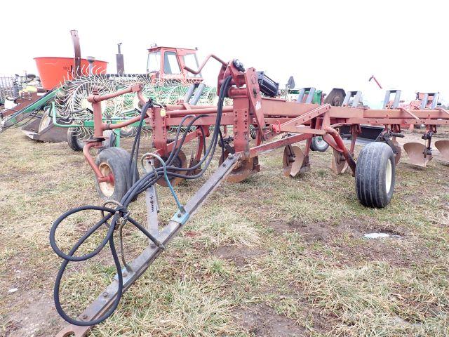 International 770 7-16 Bottom Plow