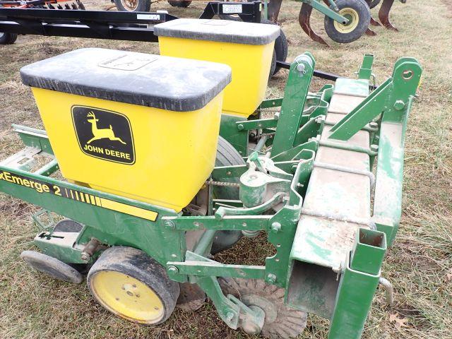 John Deere 7200 Max Emerge Planter