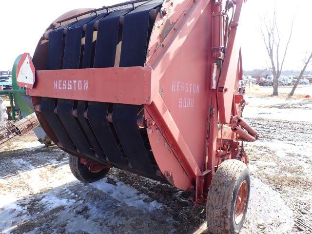 Hesston 5800 Round Baler