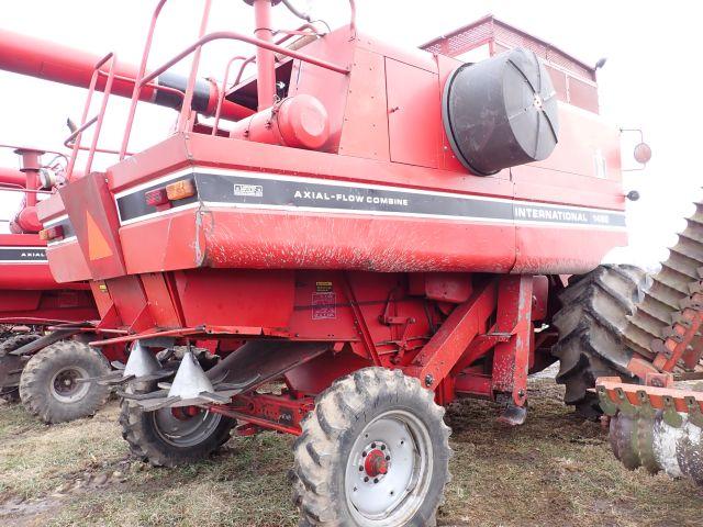 International 1460 Combine