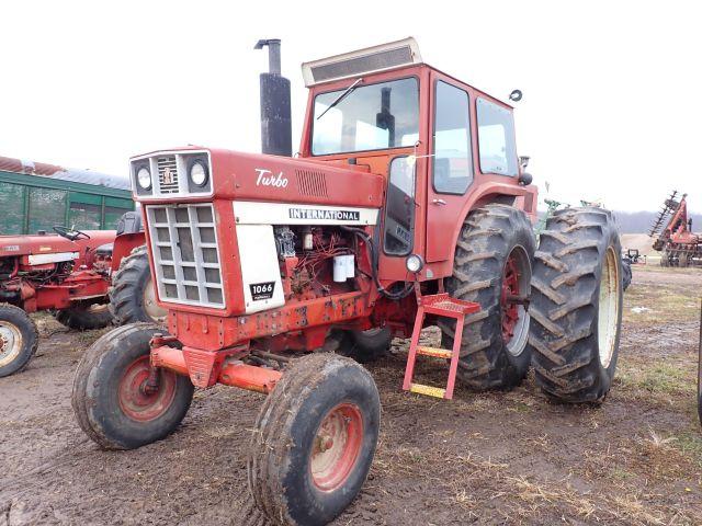 International 1066 Tractor