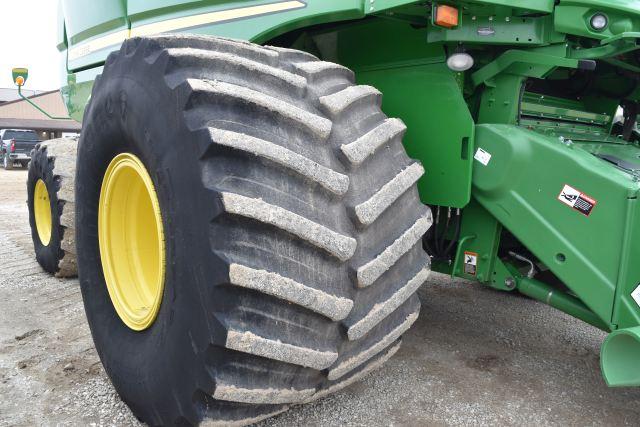 John Deere S680 Combine, 2017