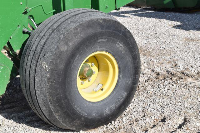 John Deere 568 Round Baler