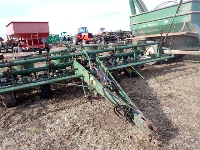 John Deere 694A Planter