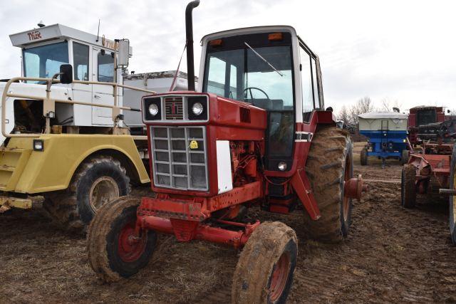 International 1586 Cab Tractor