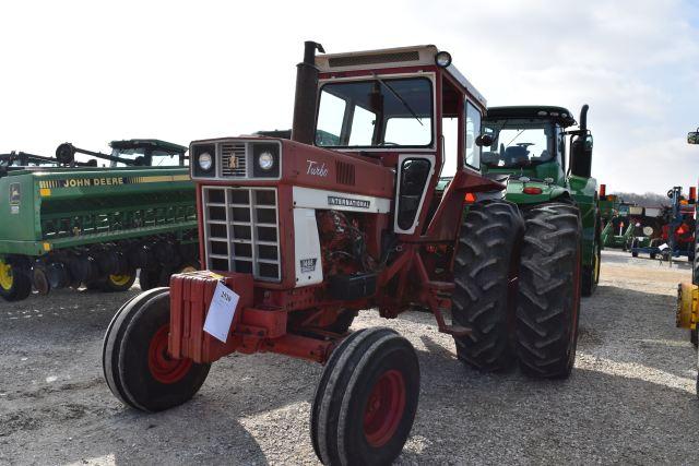 International 1466 Tractor