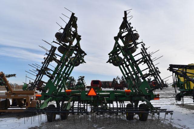 John Deere 980 Field Cultivator