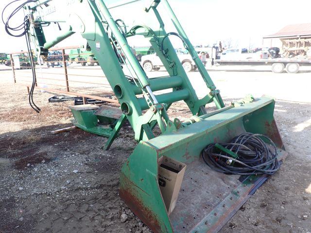 John Deere 840 Loader